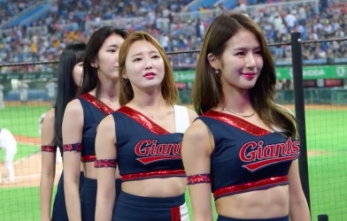 VIDEO: Nhóm CĐV xinh đẹp gây 'náo loạn' sân bóng