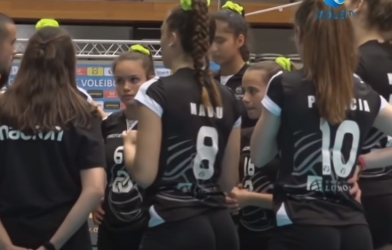 VIDEO: Các nữ VĐV bóng chuyền khoe vẻ nóng bỏng trên sân đấu