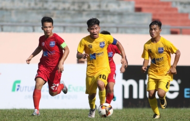 Đương kim vô địch để thua PVF ở phút bù giờ trong ngày ra quân