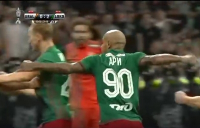 VIDEO: Cầu thủ hóa thân thành Mike Tyson đấm knock out đối thủ