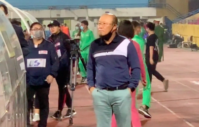 VIDEO: HLV Park gây 'náo loạn' khi xuống sân tìm học trò