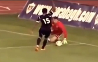 VIDEO: Cố tình câu giờ nhưng lại khiến cả đội ôm hận