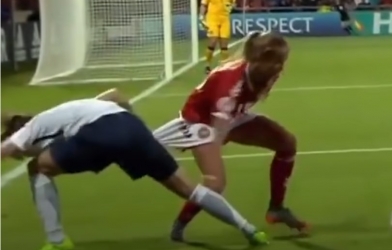 VIDEO: Những màn 'tấu hài' cực mạnh của các nữ cầu thủ