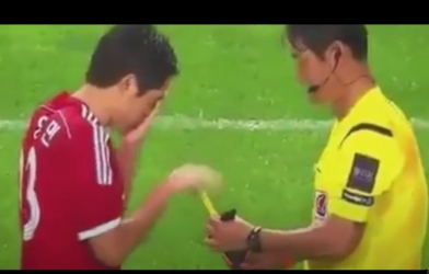 VIDEO: Trọng tài 'chiều quá' nên cầu thủ sinh hư