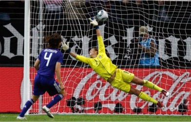 VIDEO: Những pha xử lý 'cười ra nước mắt' của các thủ môn