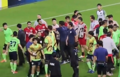 VIDEO: Cầu thủ Trung Quốc dùng kungfu trên sân cỏ