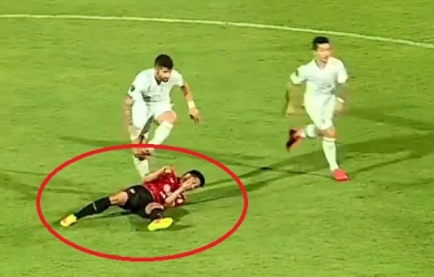 VIDEO: Cầu thủ Muangthong United nằm gục sau pha bóng thô bạo