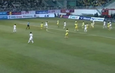 VIDEO: Công Phượng xử lý đẳng cấp trước vòng vây của cầu thủ SLNA