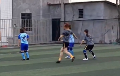 VIDEO: 'Cười ra nước mắt' với những cô gái lần đầu đá bóng