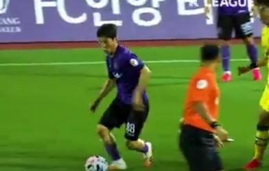 VIDEO: Cầu thủ phá vỡ mọi định luật vật lý với cú sút không cần nhìn