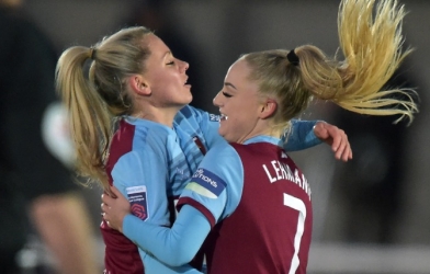 VIDEO: Nữ cầu thủ West Ham gây sốt với ngoại hình xinh đẹp