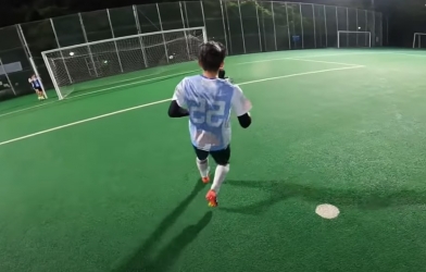 VIDEO: Cầu thủ vừa đá bóng vừa quay phim vẫn lập siêu phẩm tuyệt đẹp