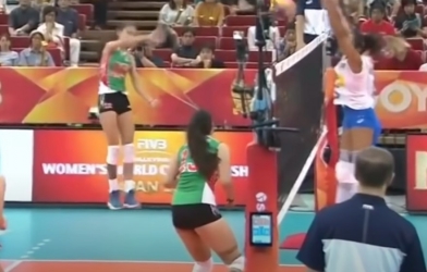 VIDEO: Nữ VĐV bóng chuyền 16 tuổi đập bóng 'cắm sàn'