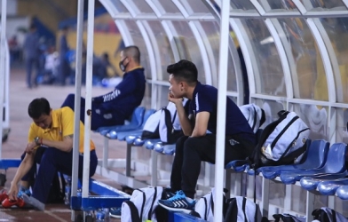 VIDEO: Quang Hải đượm buồn, hướng ánh mắt xa xăm nhìn đồng đội