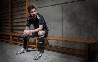Messi phô diễn kỹ thuật trong clip quảng cáo giày mới
