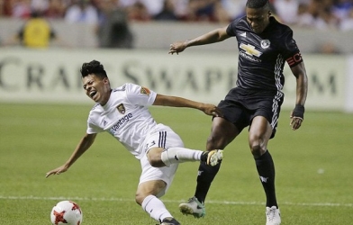 VIDEO: Valencia nhận thẻ đỏ sau pha vào bóng không đáng có