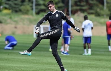 VIDEO: Courtois ghi bàn cực đẹp trong buổi tập của Chelsea
