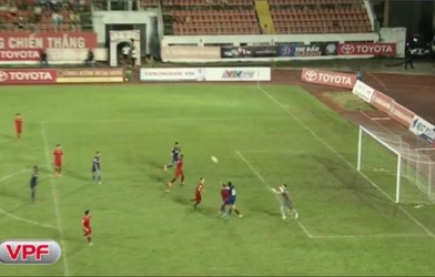 VIDEO: Văn Lâm mắc lỗi vị trí trong trận đấu với Bình Dương