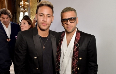 VIDEO: D. Alves cùng Neymar sải bước tự tin trên sàn Catwalk