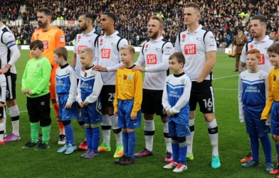 Lý do các cầu thủ luôn bước ra sân cùng với trẻ em 