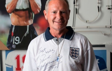 Rapper MV 'Hãy trao cho anh' mâu thuẫn với cựu sao ĐT Anh