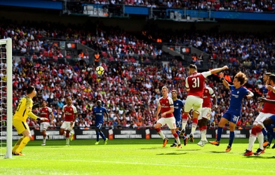 VIDEO: Kolasinac bật cao đánh đầu gờ hoà 1-1 cho Arsenal