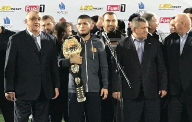 Đối mặt với lệnh cấm, Khabib vẫn được chào đón như người hùng ở quê nhà 