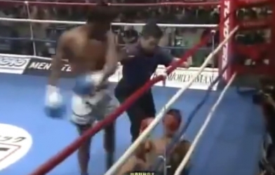 VIDEO: Cái kết đắng khi võ sĩ Nhật Bản chọc giận 'Thánh Muay' Buakaw