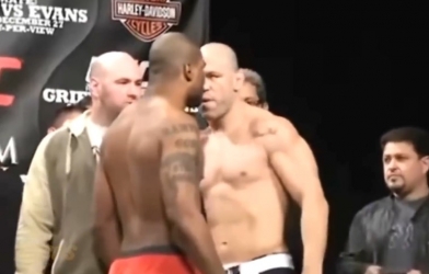 VIDEO Đáng sợ khi các võ sĩ MMA mất kiểm soát và nổi điên