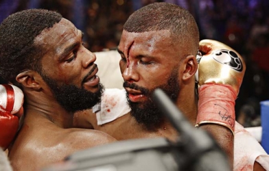 Chấn thương kinh hoàng: Bị đối thủ húc đầu, võ sĩ rách trán khâu 25 mũi 