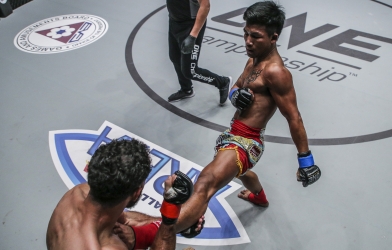 Highlights: Rodtang Jitmuangnon và màn 'hành xác' đối thủ tại Hero's Ascent