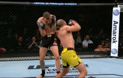 VIDEO Combo vũ bão của Jose Aldo kết thúc Renato Moicano