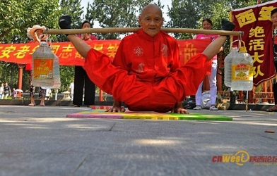 Công phu đáng kinh ngạc của những lão niên người Trung Quốc