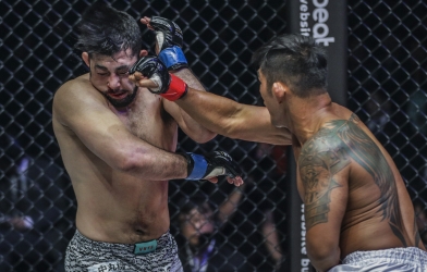 'Vua vật khóa' Shinya Aoki siết ngất đối thủ, 'Mãng Xà Miến Điện' một đấm bảo vệ ngôi vua