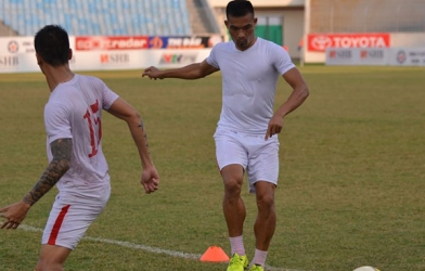 Tuyển thủ QG ăn mừng phản cảm khiến khán giả nổi nóng