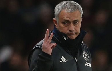 HLV Mourinho khiến CĐV Chelsea im lặng với hành động lạ