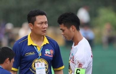 HLV HAGL đổ lỗi cho mặt sân xấu sau thất bại trước SLNA