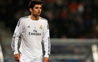 Con trai Zidane đá hỏng penalty còn bị thẻ đỏ