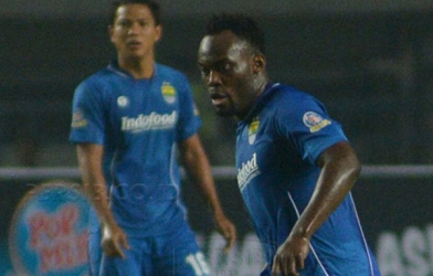 Essien đuổi đánh đối thủ trên đất Indonesia