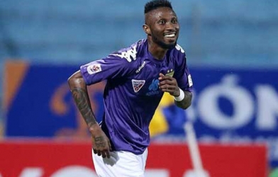 Hoàng Vũ Samson đấm liên tiếp vào mặt cầu thủ Ceres-Negros