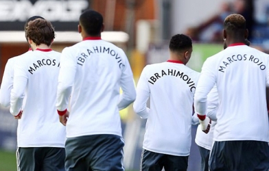 Cầu thủ MU tặng món quà vô cùng đặc biệt cho Ibra và Rojo