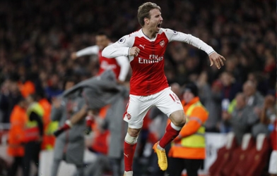 Arsenal thắng siêu kịch tính trước Leicester City