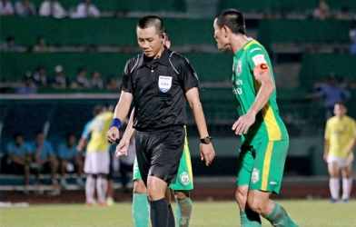 Cầu thủ giẫm lên người Thái Quý bị cấm thi đấu 3 trận