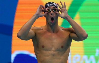 Michael Phelps bơi thi cùng cá mập trắng