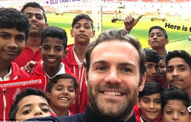 Juan Mata dẫn trẻ em nghèo tham quan sân Old Trafford
