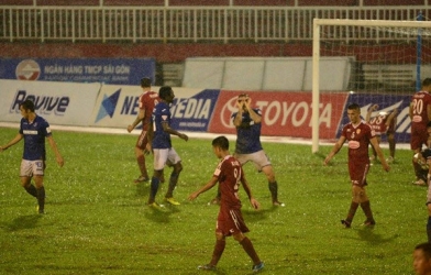 Cầu thủ Quảng Ninh ghi bàn, ăn mừng như trêu ngươi Công Vinh