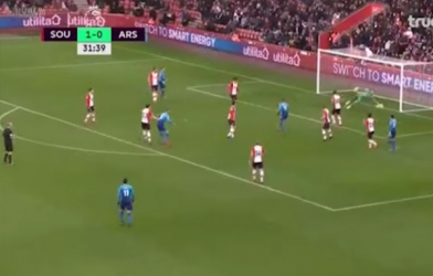 Cú ra chân điện xẹt của Ramsey bị chặn lại bằng phản xạ nhanh như cắt