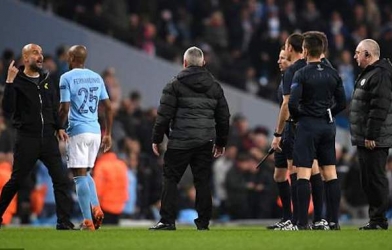 Cãi nhau tay đôi nảy lửa với trọng tài, Pep Guardiola bị đuổi lên khán đài