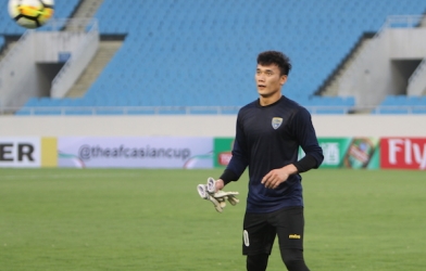 Tiến Dũng đùa nghịch với bóng, cơ hội bắt chính lại mở toang