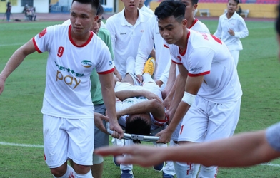 CLB Long An nói gì sau pha vào bóng làm gãy chân Văn Hào của Tấn Tài?